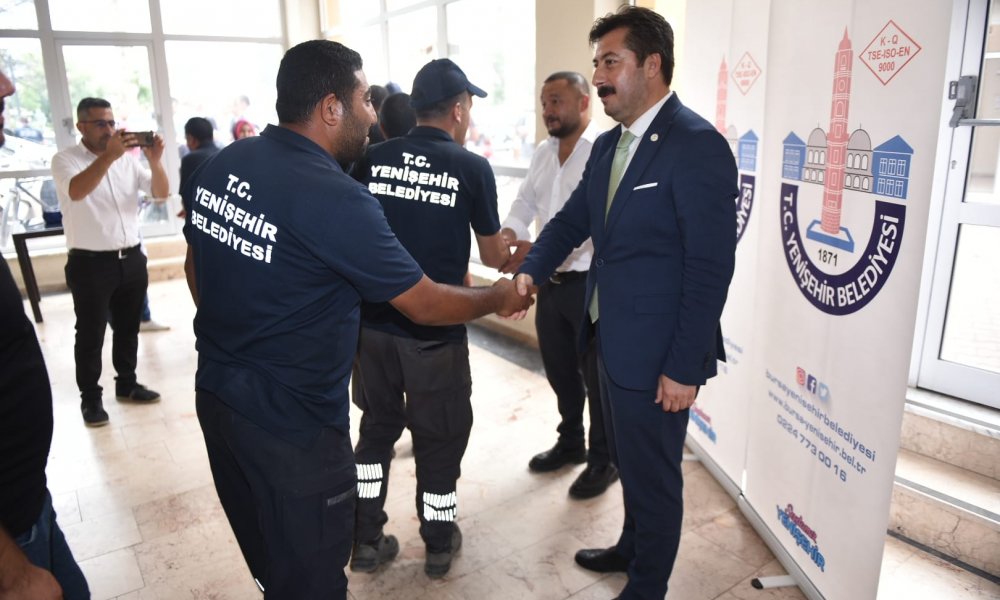 BAŞKAN ÖZEL’DEN BELEDİYE PERSONELİYLE BAYRAMLAŞTI Yenişehir Belediye Başkanı Ercan